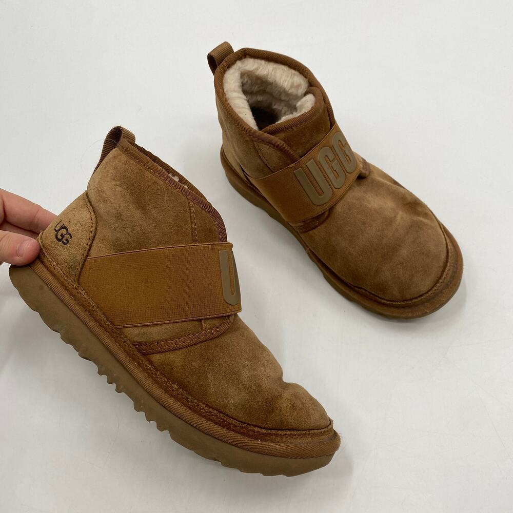 UGG‎ brown mini strap boots